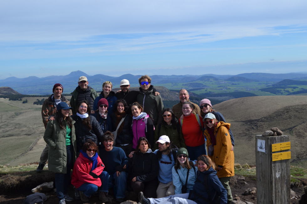Photo de groupe avec vue sur le Puy de Dôme.JPG